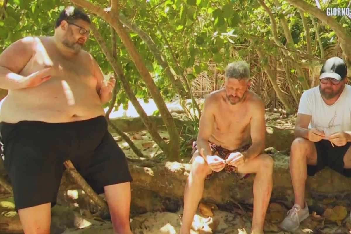 Adinolfi discute con gli altri concorrenti