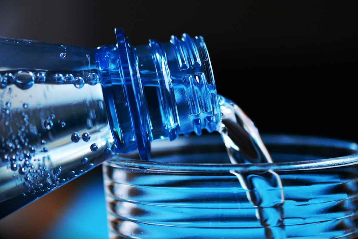 Acqua in bottiglia del supermercato: 6 marchi su 21 sonoramente bocciati, scopri la migliore