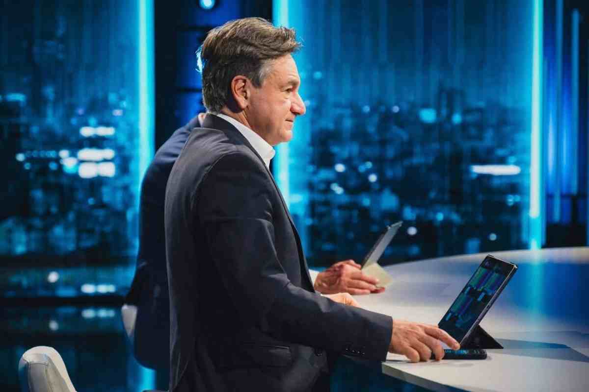 Caressa in pausa calcio cosa fa
