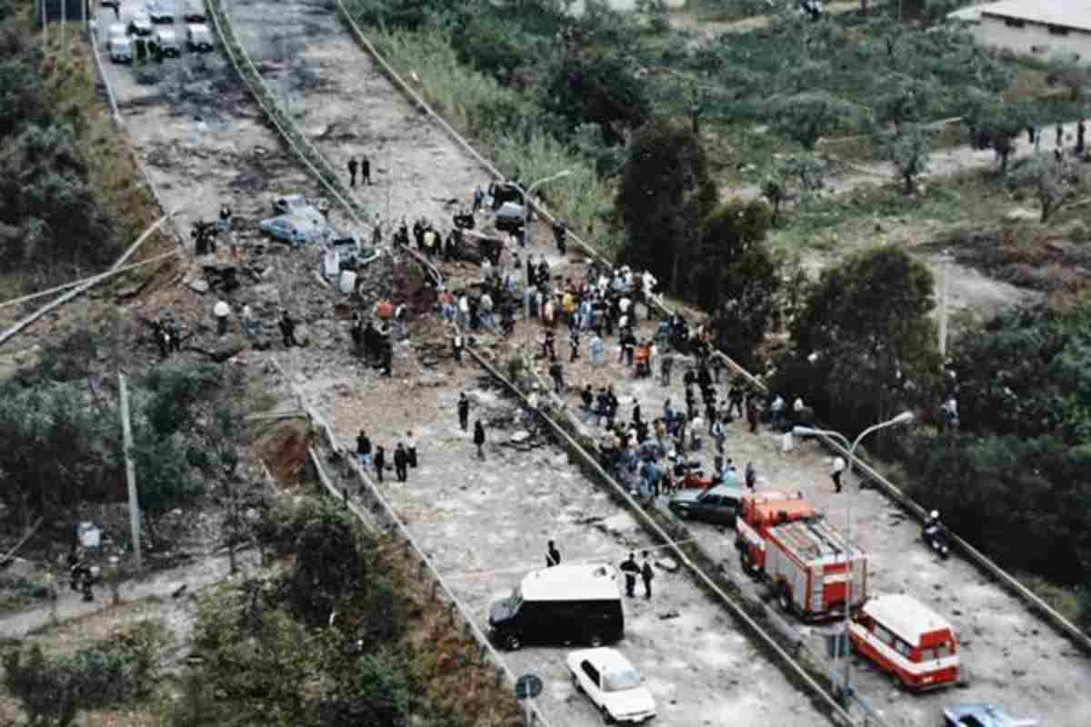 una foto dall'alto dei danni dopo la strage di capaci