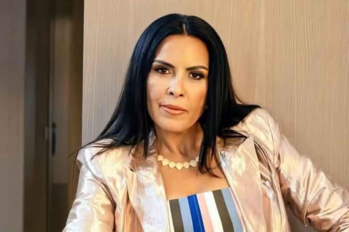 attrice di Tradimento in posa