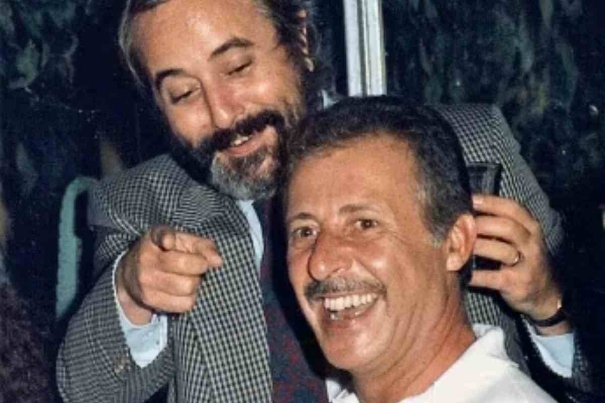 Giovanni Falcone e Paolo Borsellino scherzano tra loro