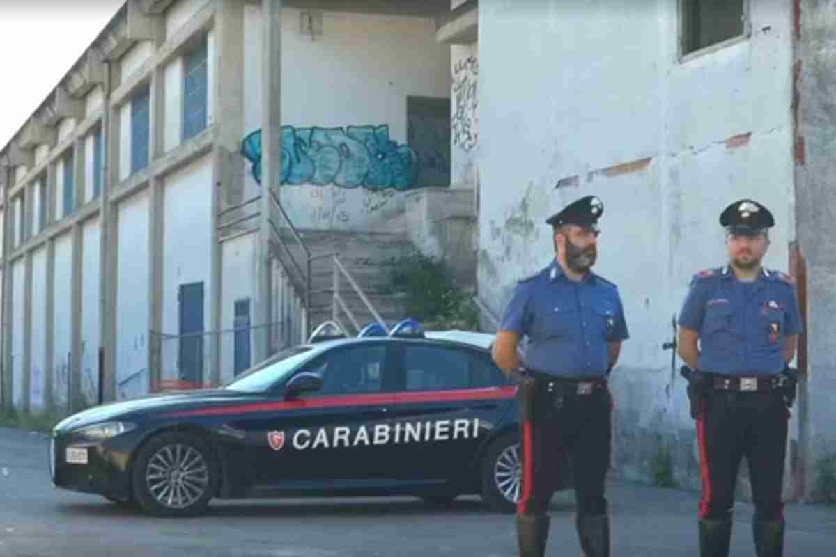 carabinieri davanti al luogo del ritrovamento di Martina Carbonaro