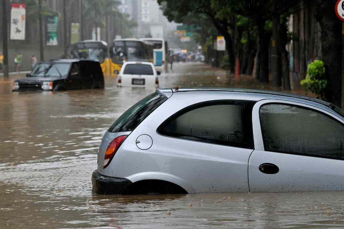 Fiume riversato per le strade cittadine