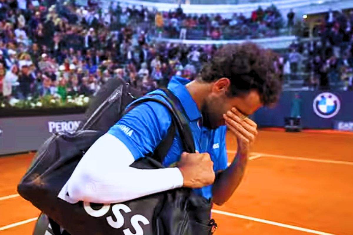 Il tennista in lacrime dopo l'infortunio