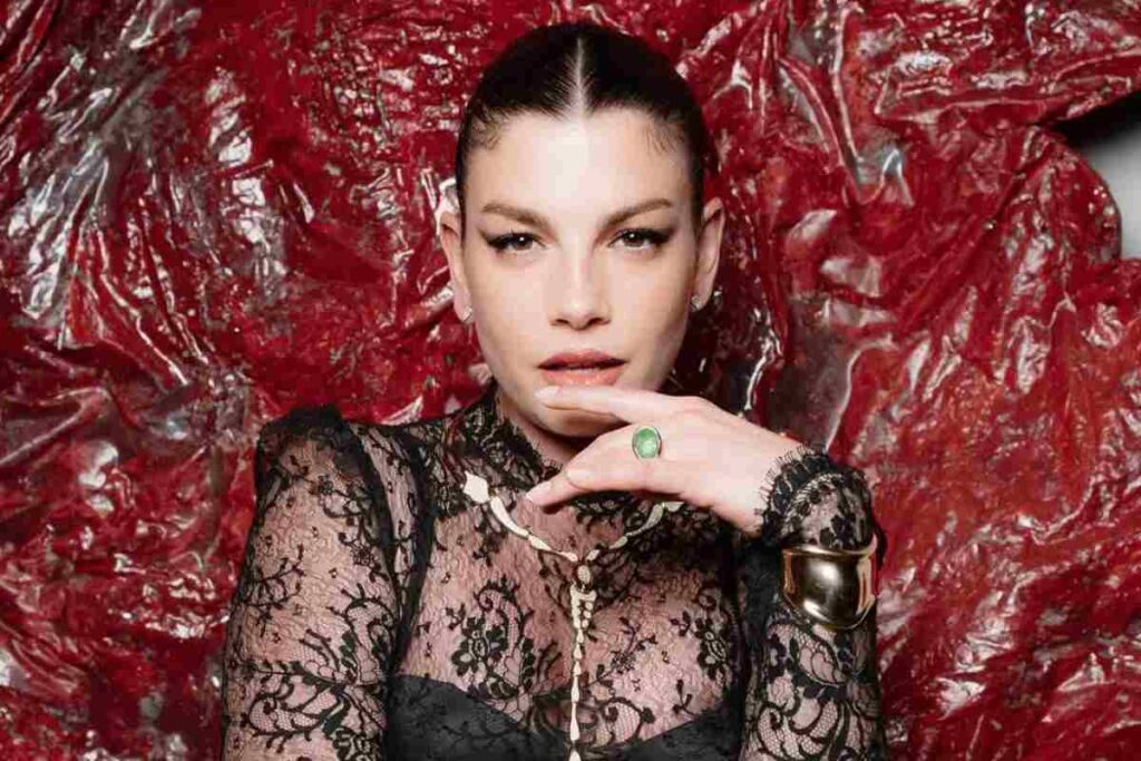 Emma Marrone piange mentre canta