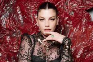Emma Marrone piange mentre canta