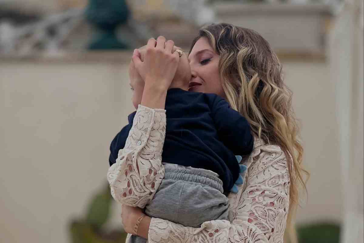 guenda goria abbraccia il piccolo noah
