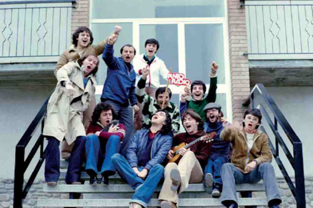 foto di gruppo a Punto Radio: Sergio Silvestri imbraccia una chitarra