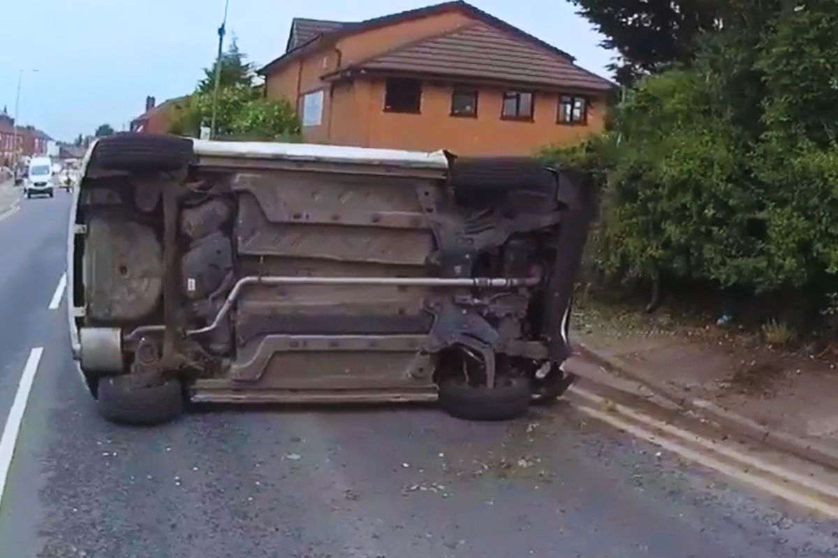 L'auto ribaltata guidata dalla ragazza