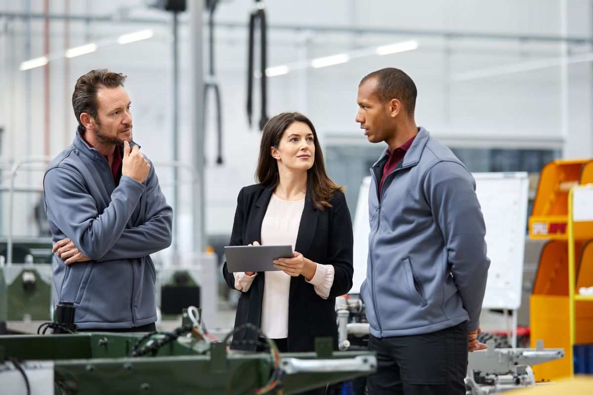 Operai nello stabilimento di auto