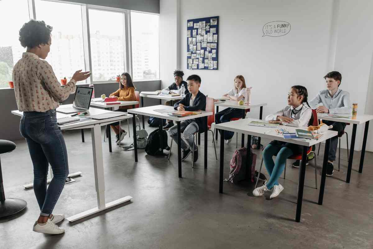 Professoressa in aula con gli studenti
