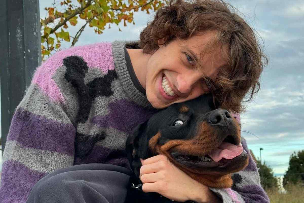 Sangiovanni sorridente insieme al suo cane