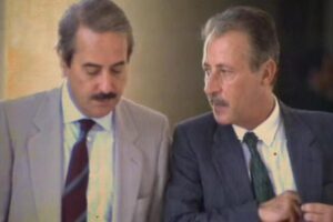 Giovanni Falcone e Paolo Borsellino pensierosi a Palazzo di Giustizia