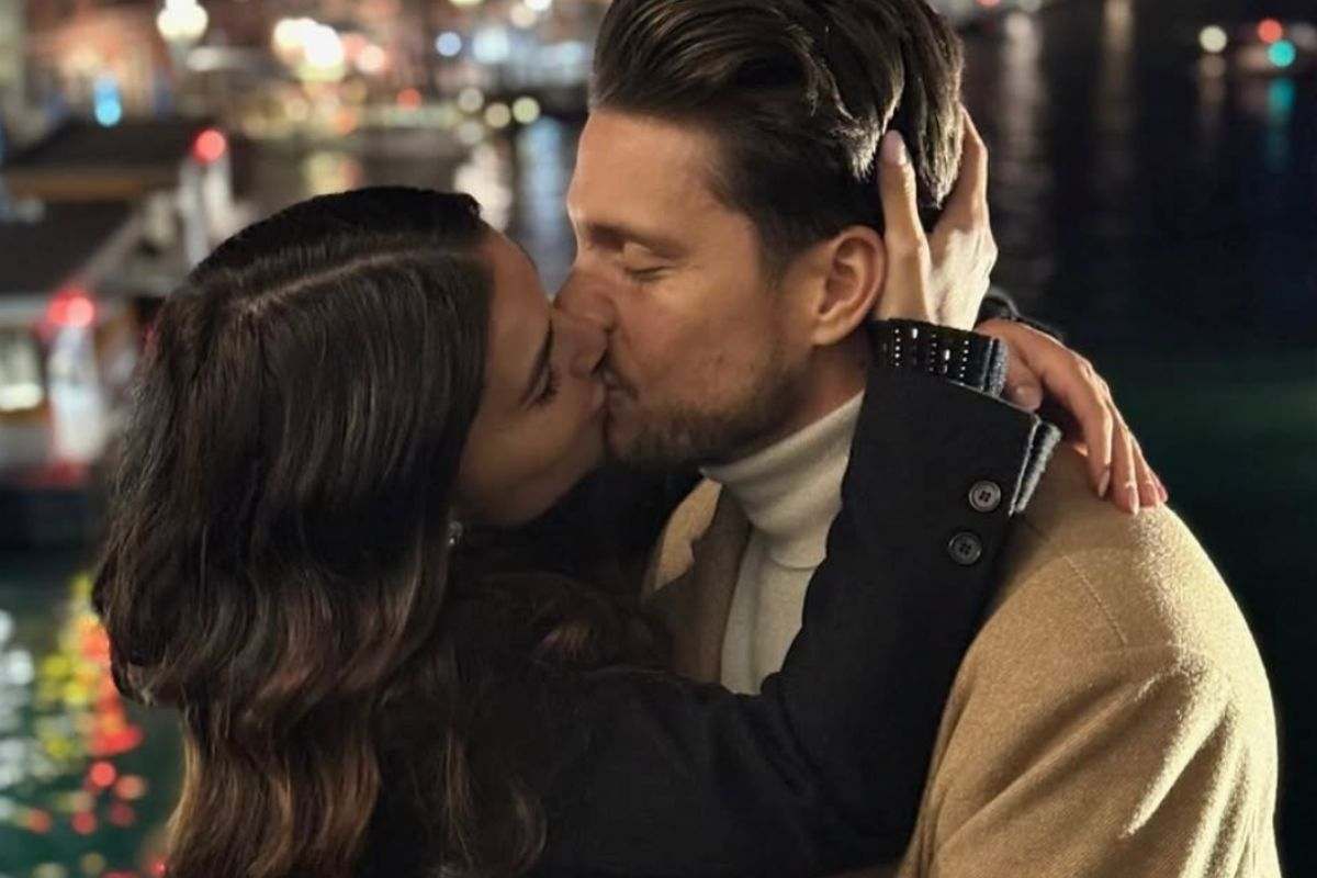 Teresa e Andrea in un bacio romantico