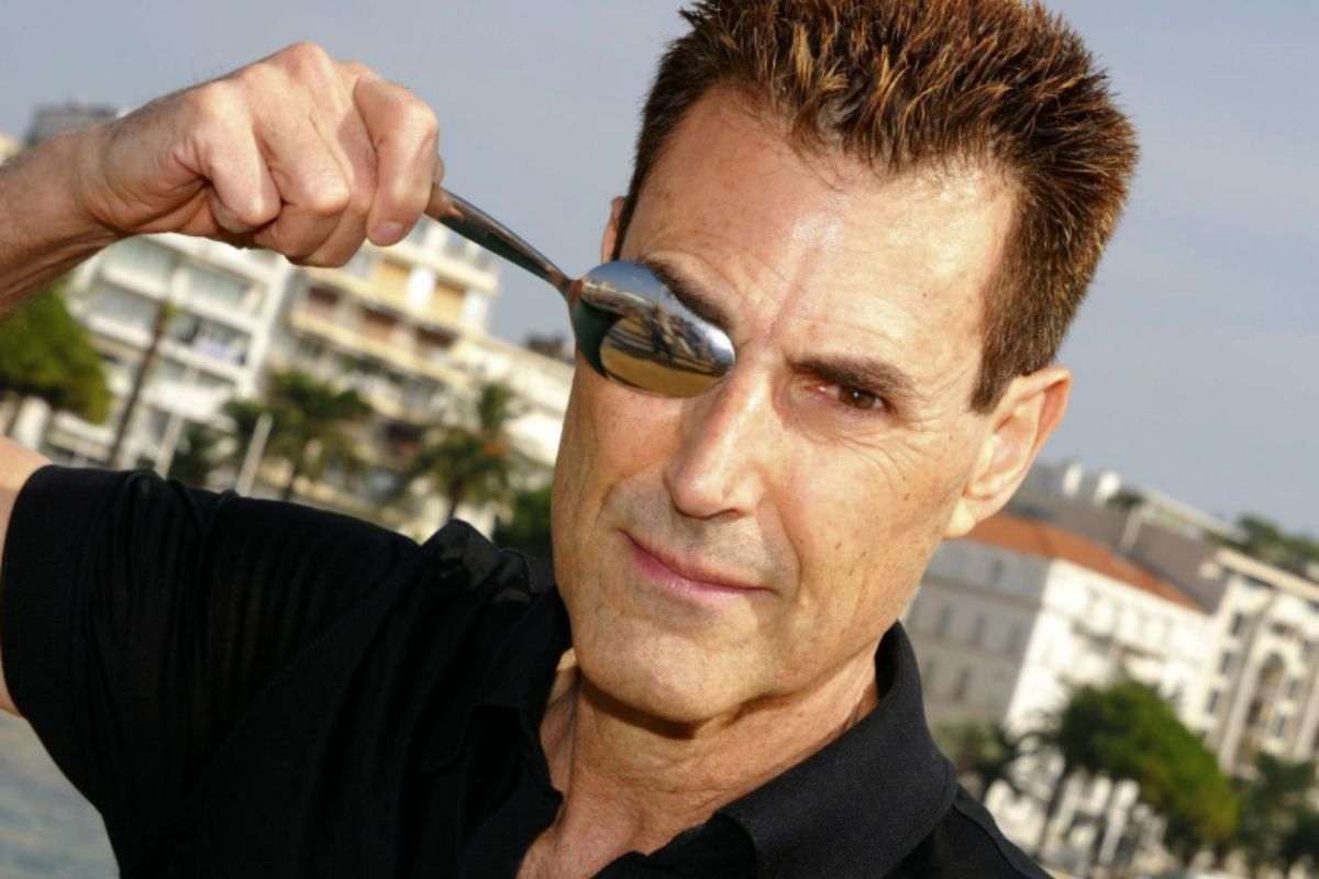 Uri Geller mago e illusionista
