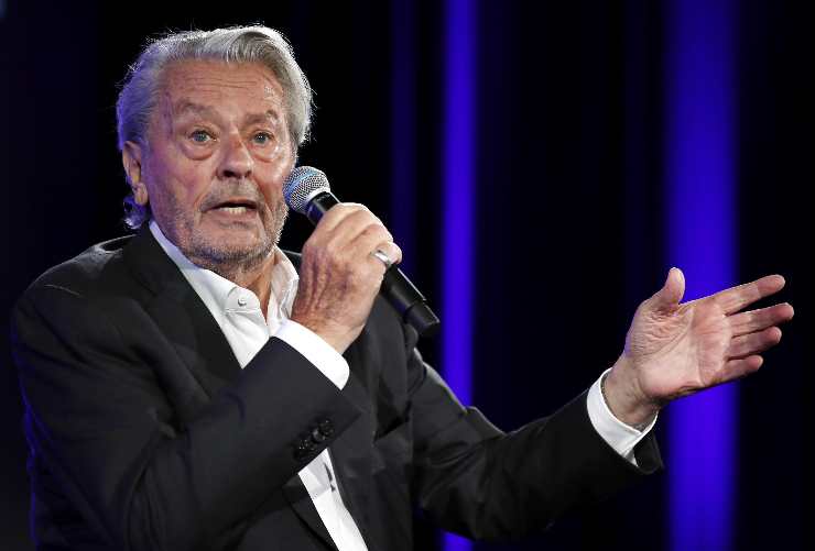 alain delon parla al microfono gesticolando