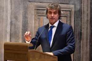 alberto angela a un microfono