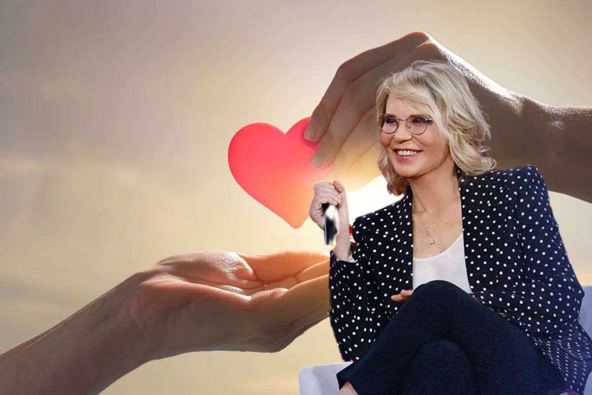 mani con un cuoricino e maria de filippi