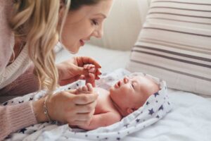 mamma che coccola un neonato