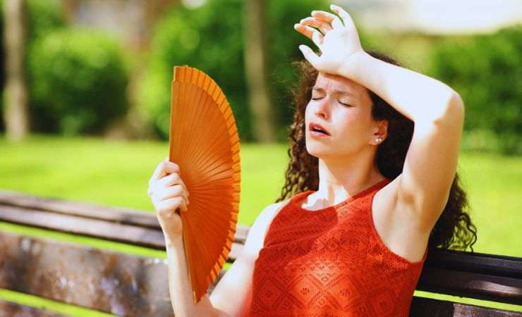 una ragazza col ventaglio che ha caldo