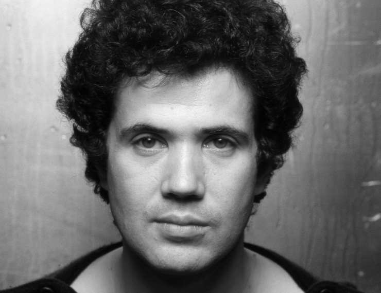 lucio battisti in una foto in bianco e nero