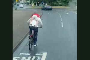 ciclista con bambino