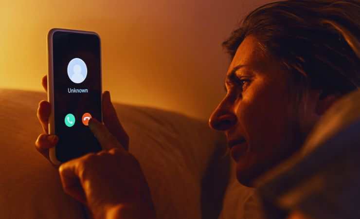 una donna al telefono con un numero sconosciuto
