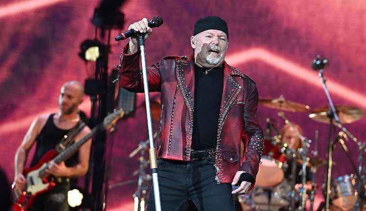 vasco rossi durante un concerto