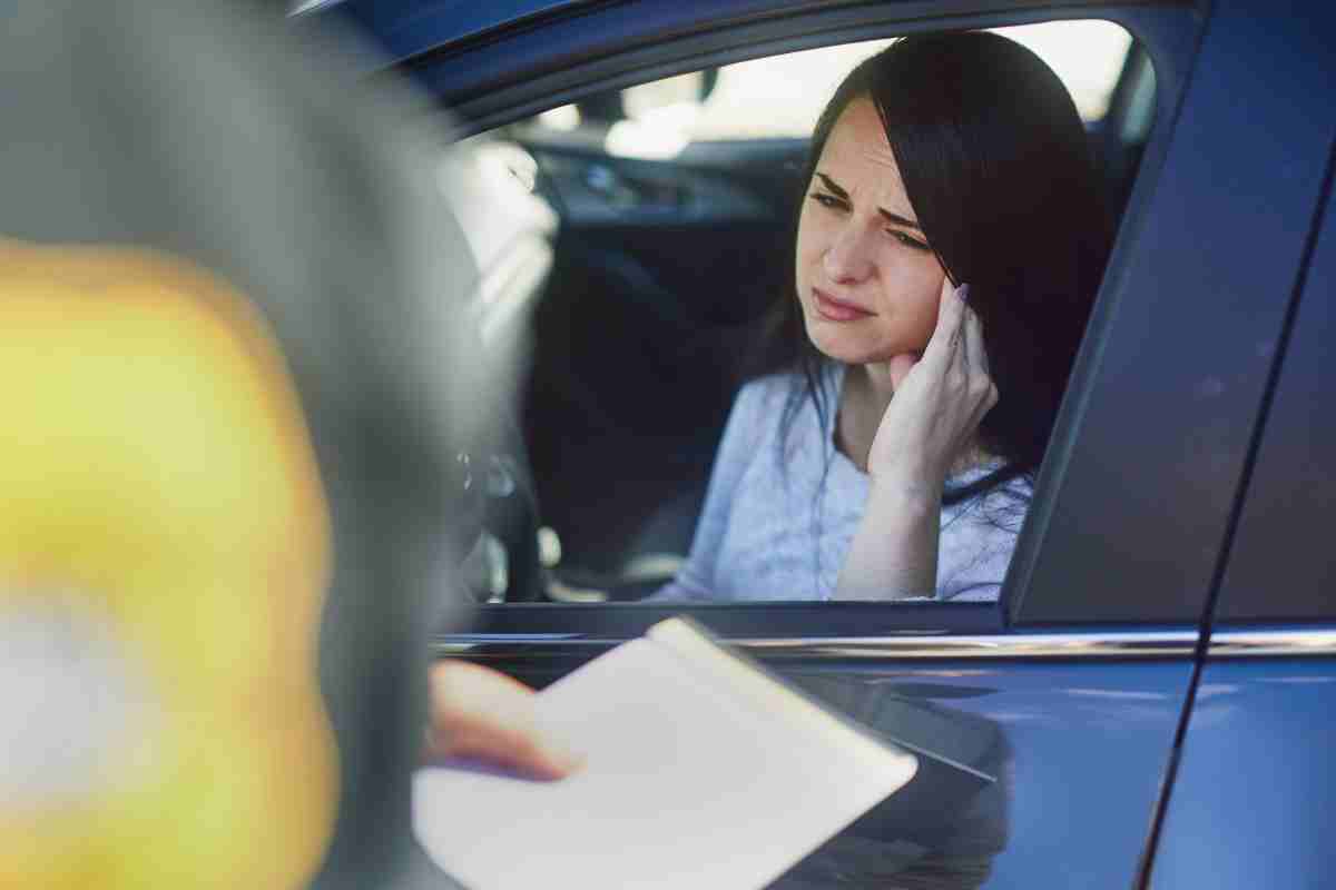 donna multata in auto