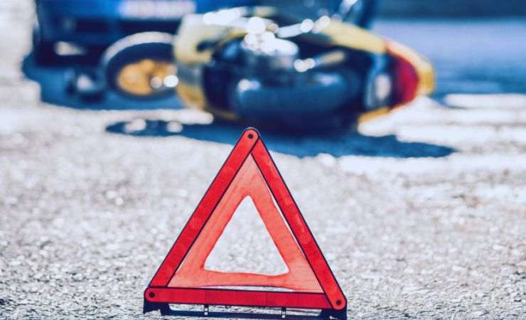 moto a terra e triangolo