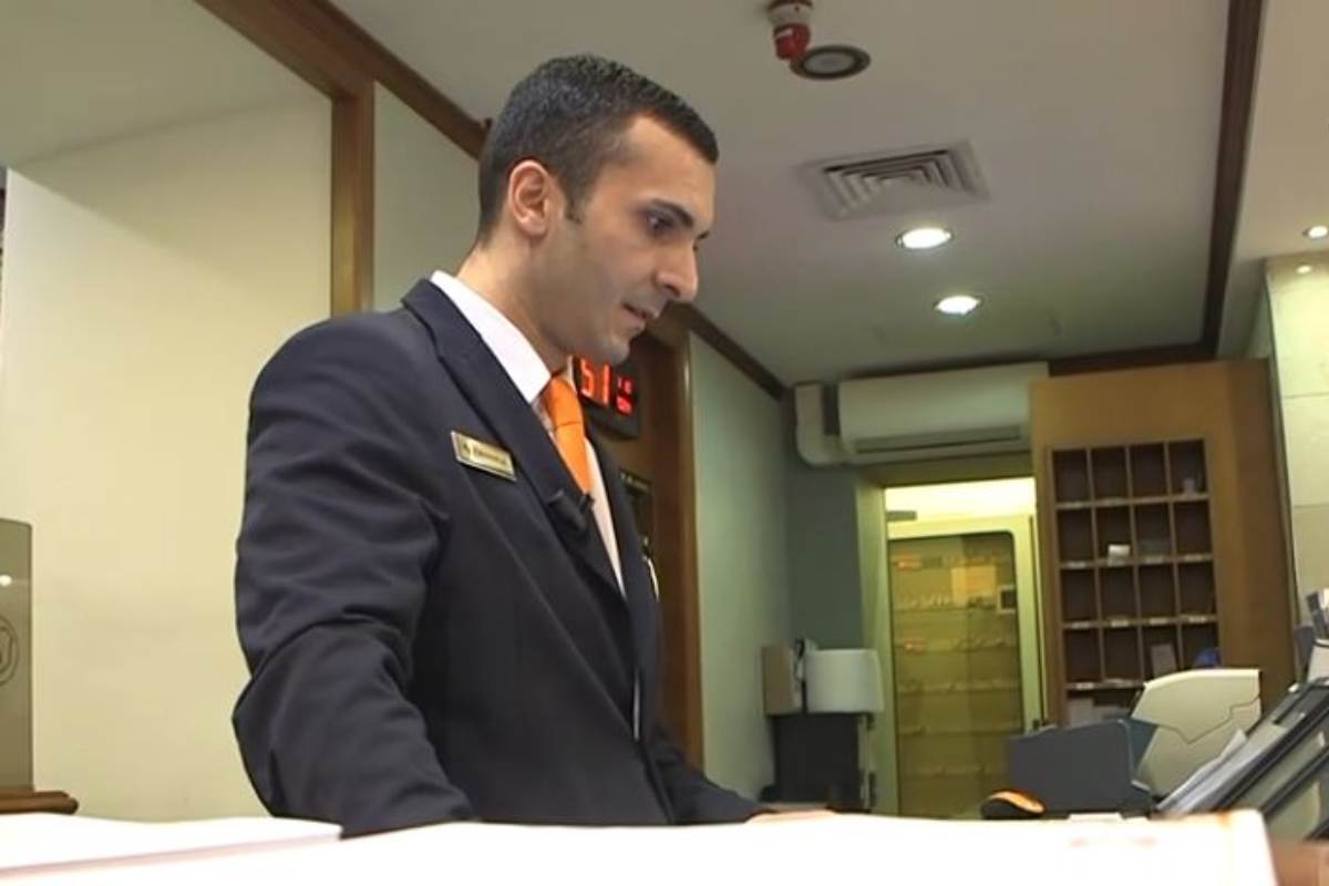 emanuele de maria mentre lavorava in hotel