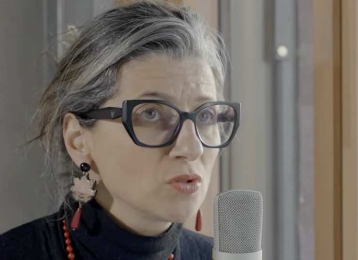 francesca albanese parla al microfono