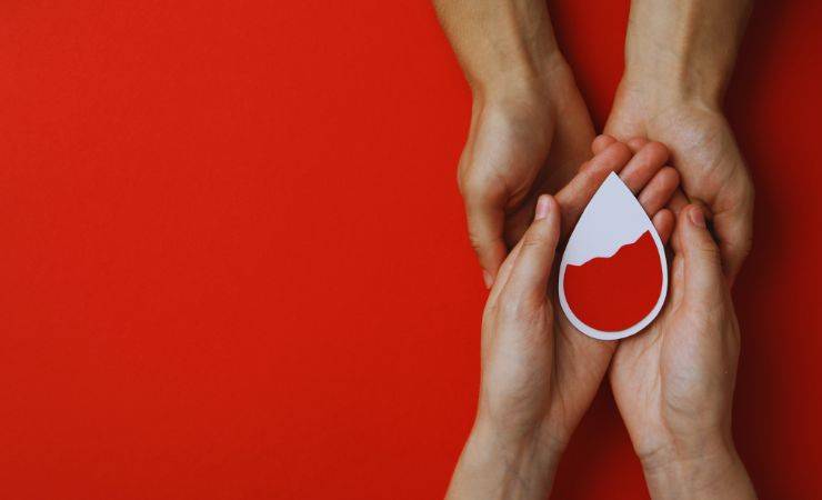 mani con goccia di sangue