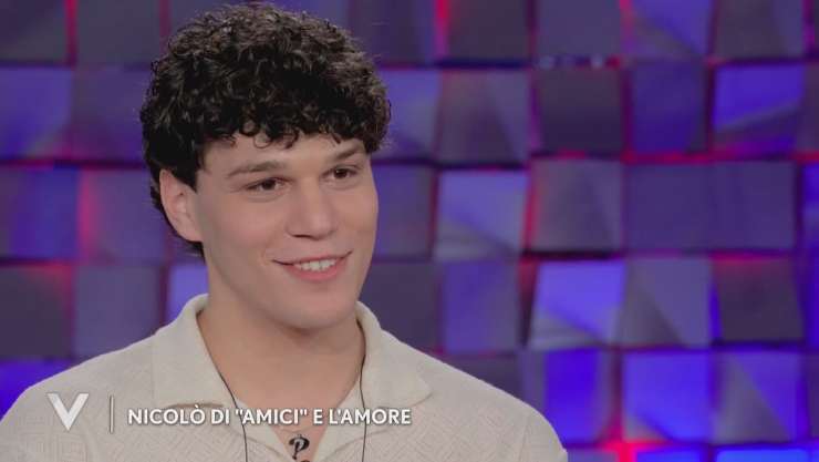 nicolò di amici sorride