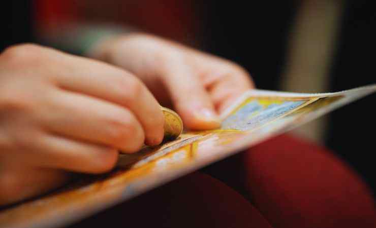 mani grattano un gratta e vinci