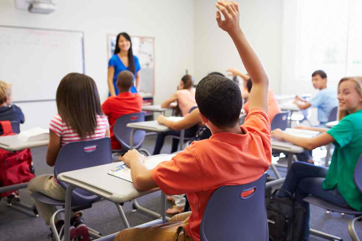 Professoressa in aula con gli studenti