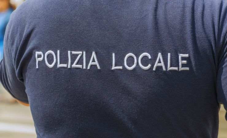 uomo di polizia locale di spalle