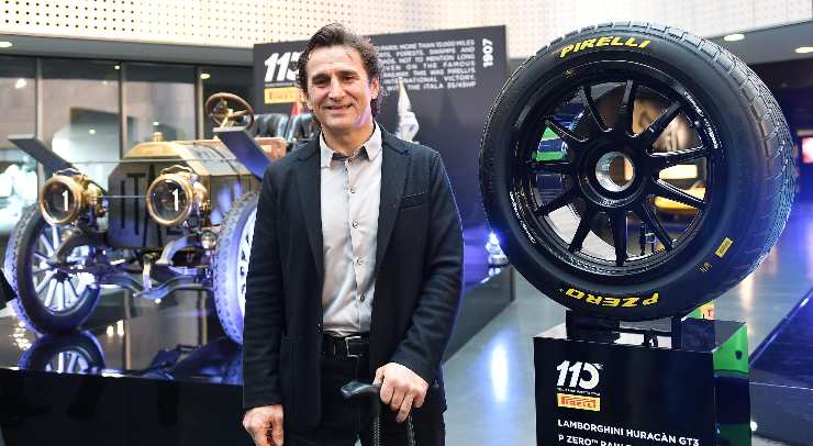 Zanardi vicino a una ruota