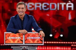 marco liorni poggiato su due schermi
