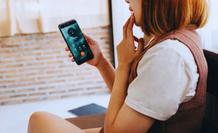 ragazza allo smartphone con un numero sconosciuto