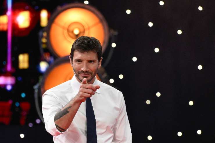 stefano de martino indica in camera