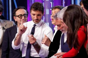 stefano de martino in mezzo alla gente