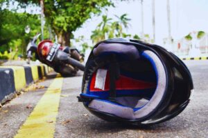 moto a terra e casco