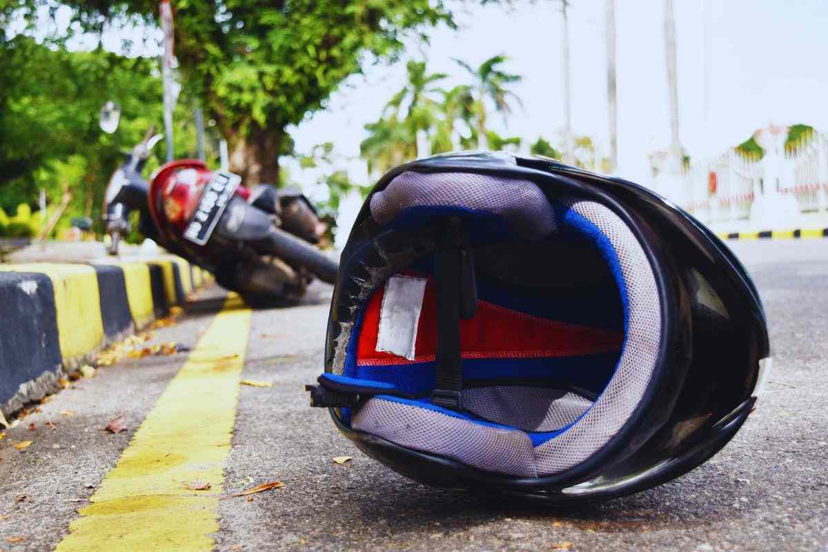 moto a terra e casco