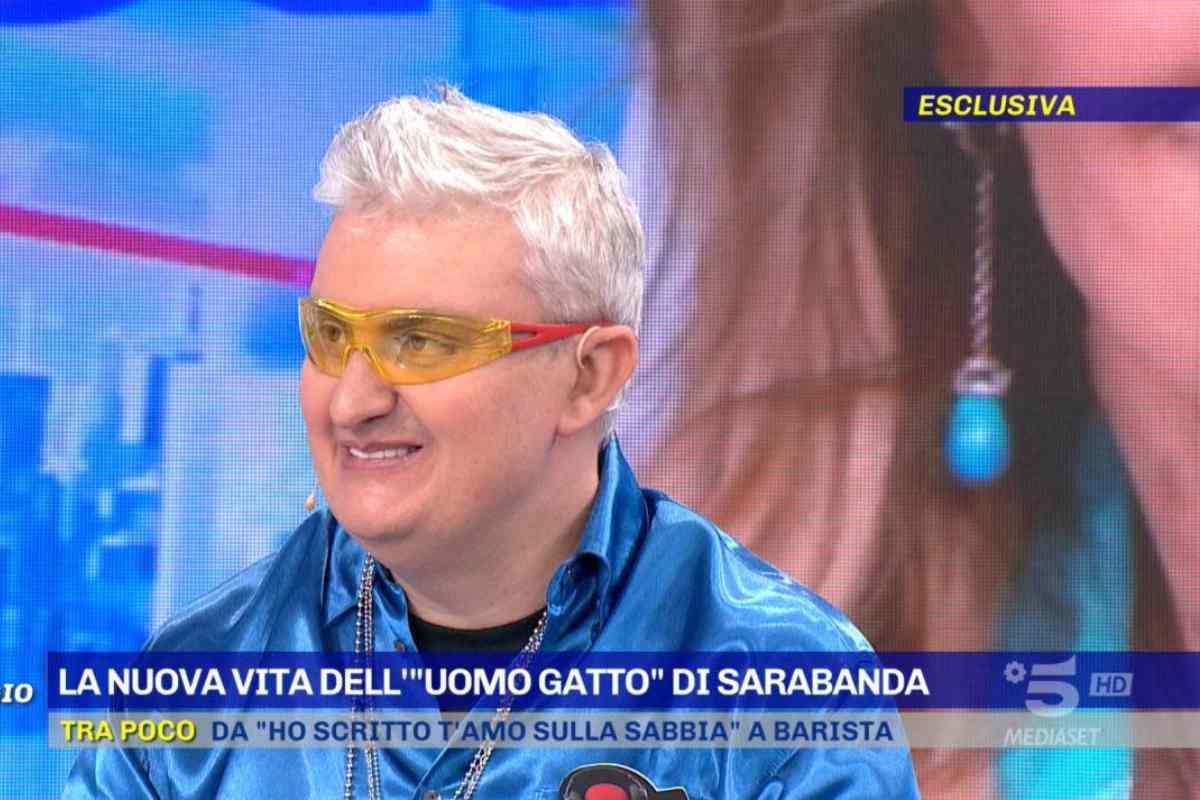 uomo gatto sorride da barbara d'urso