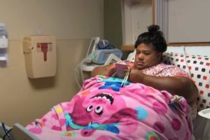donna a letto in ospedale