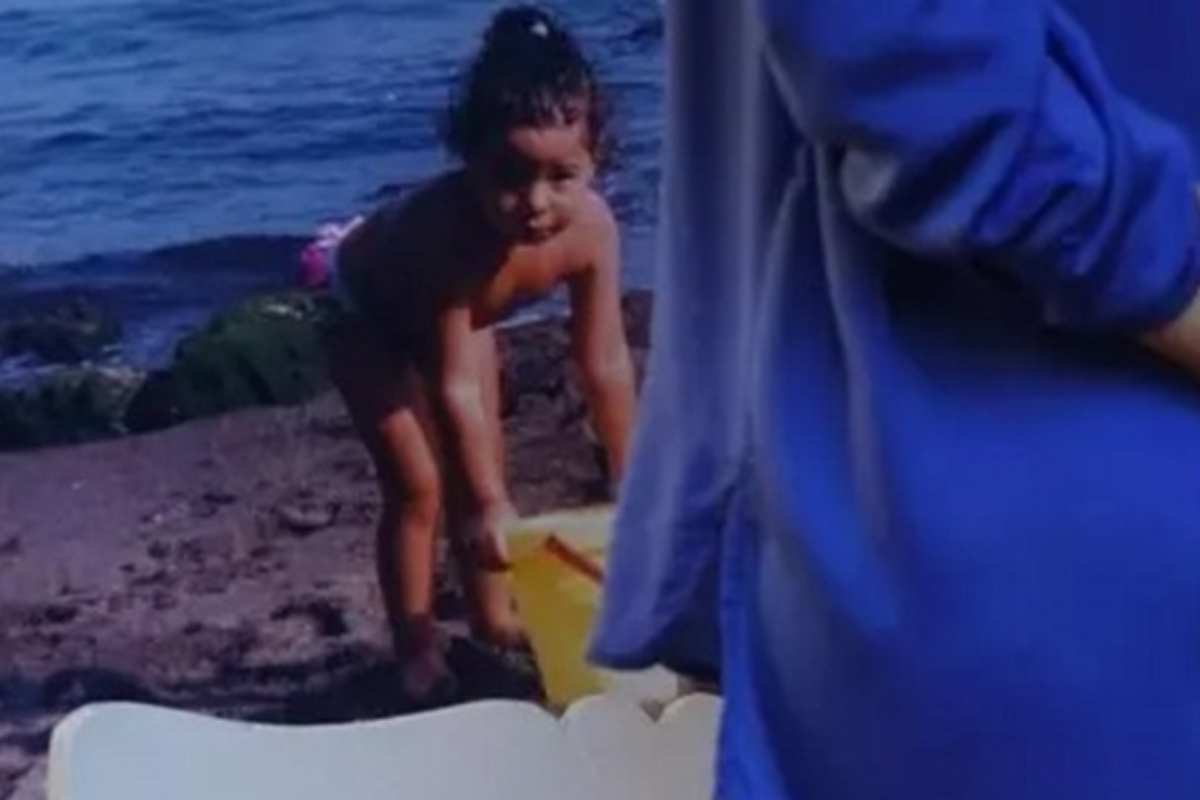 una foto di Angela Celentano al mare
