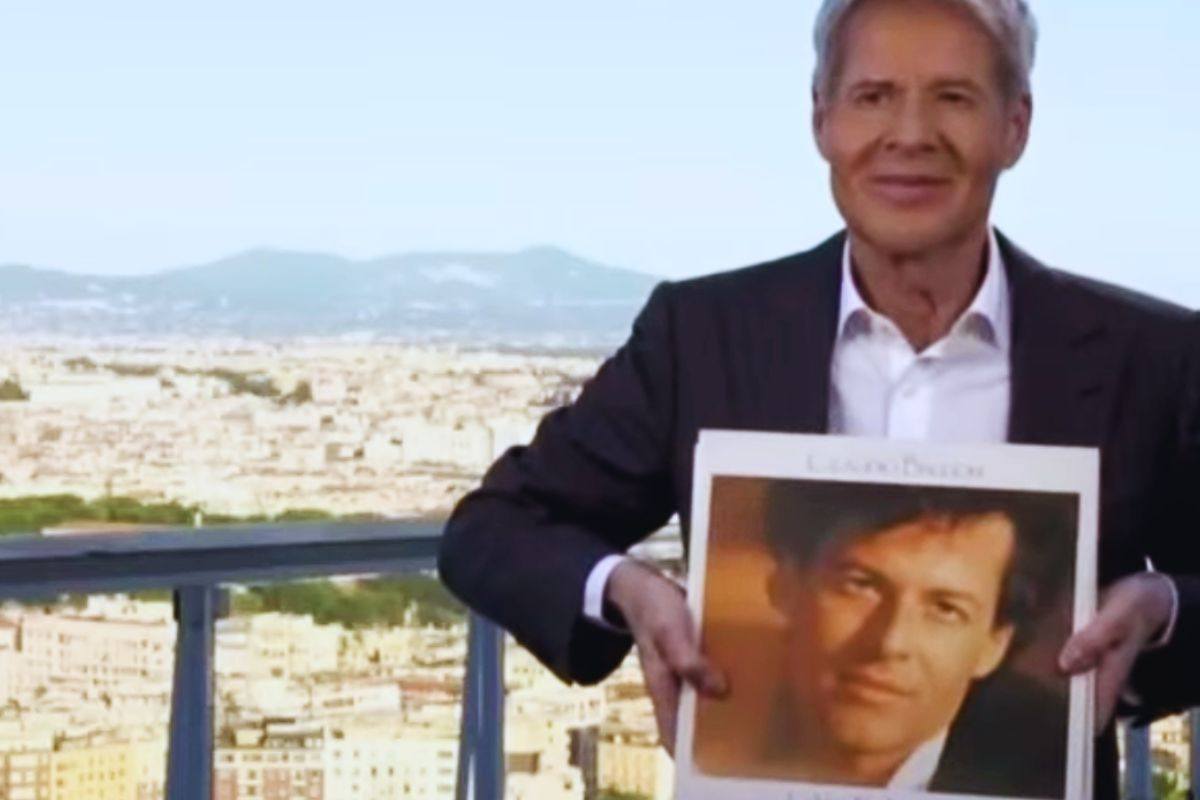 Baglioni mostra la copertina dell'album La vita è adesso