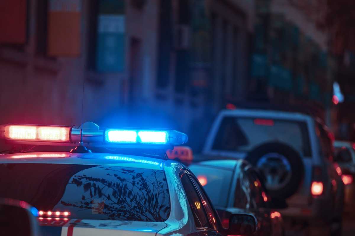 volante della polizia alle spalle di un'auto